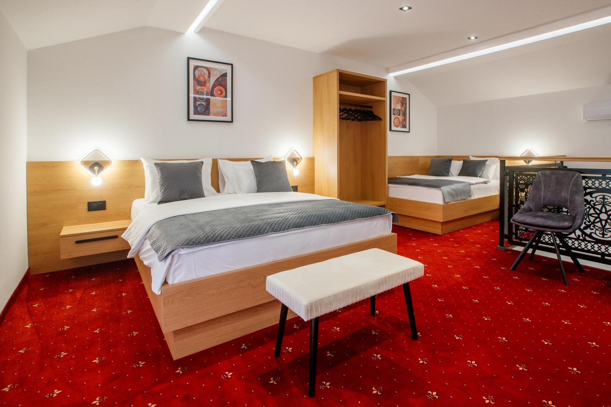Garni Hotel Royal Crown スボティツァ エクステリア 写真